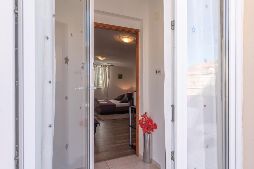 Apartments Mare Trogir Exterior photo